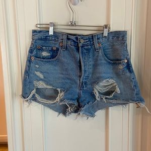 Women’s Levi Waveline denim distressed shorts, size 28